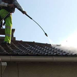 Nettoyer le toit avec un jet haute pression
